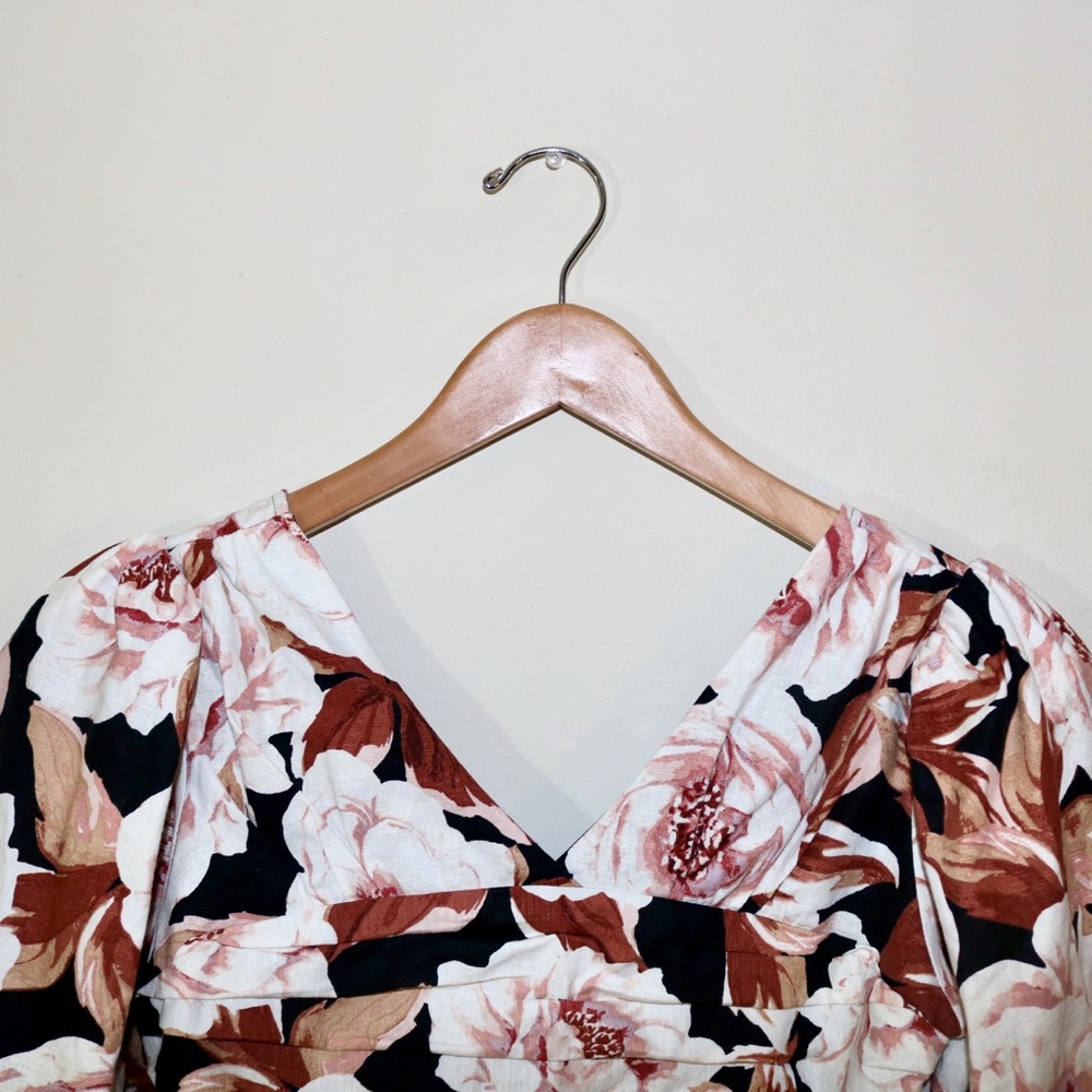 Express Floral Print Linen-Blend Ruched Cropped Top - Picture 6 of 13